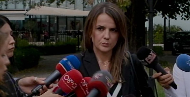 Bllokoi foltoren e Kuvendit dhe gjuajti me grusht mikrofonin! Rudina Hajdari reagon e revoltuar pas miratimit të Kodit Zgjedhor, sulmon ashpër opozitarët: Erdhët rastësisht në Parlament!