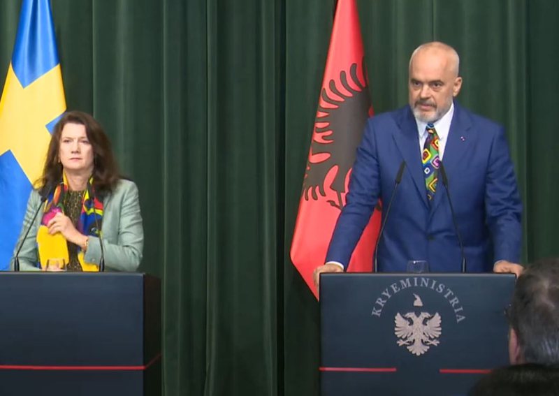 Plasin batutat në konferencën ‘live’, ‘shkrihet’ së qeshuri ministrja suedeze, Rama: Të kemi pritur pa diell, je shumë… Plasin batutat në konferencën ‘live’, ‘shkrihet’ së qeshuri ministrja suedeze, Rama: Të kemi pritur pa diell, je shumë…