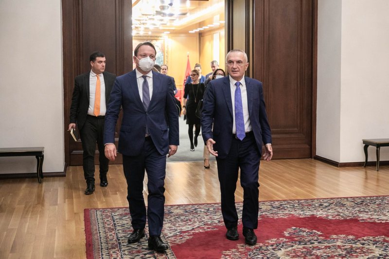 Ndërkombëtarët vulosin fatin e Ilir Metës! Miratojnë ndryshimet në Kodin Zgjedhor: Komisioni Europian në një linjë me SHBA Ndërkombëtarët vulosin fatin e Ilir Metës! Miratojnë ndryshimet në Kodin Zgjedhor: Komisioni Europian në një linjë me SHBA