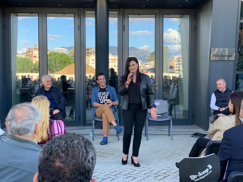 Pasi këndoi ‘live’ në Asamblenë e PS, Eli Fara habit me krahasimin: Kam jetuar në Amerikë, por… Pasi këndoi ‘live’ në Asamblenë e PS, Eli Fara habit me krahasimin: Kam jetuar në Amerikë, por…