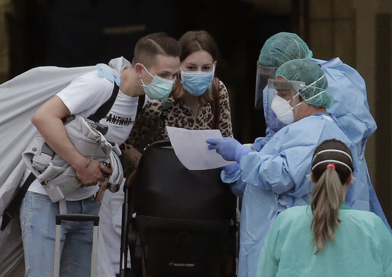 Maskat me detyrim, ekspertët ndërkombëtarë: Pa vlerë në luftën ndaj koronavirusit, po shfrytëzohet situata për kredo politike