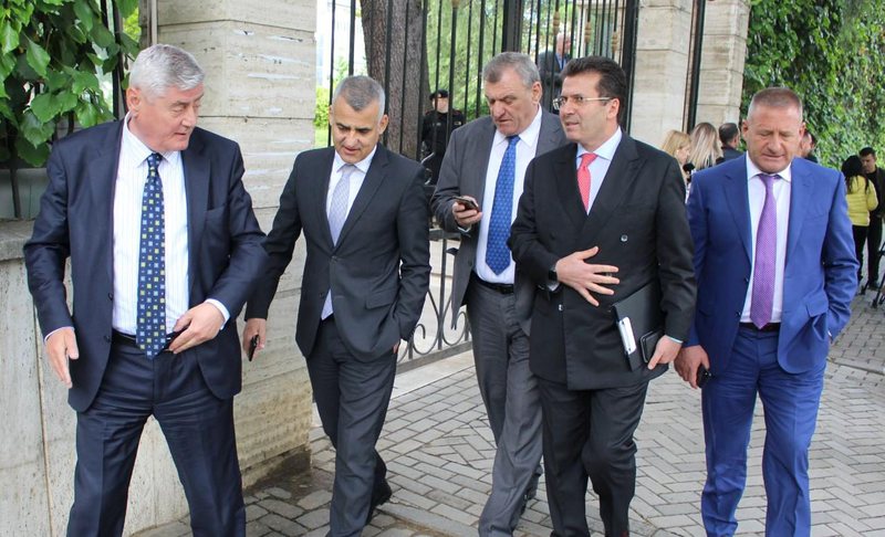 Aleatët mesazh Bashës: Duhet të nxitojmë me kandidatët, nuk mund të dalim me një listë unike, duhet platformë e qartë përballë Ramës