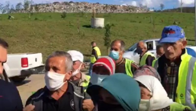 PD censuron videon, publikohen pamjet ku punonjësja “vë me shpatulla pas muri” Këlliçin dhe Ina Zhupën PD censuron videon, publikohen pamjet ku punonjësja “vë me shpatulla pas muri” Këlliçin dhe Ina Zhupën