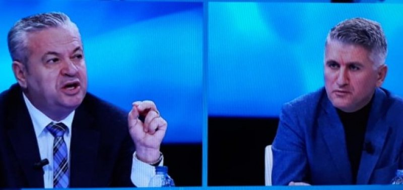 Degjeneron debati/ Murrizi nxjerr letrën dhe e sfidon ‘live’! Analisti i PD-së “shpërthen” në tone të forta: S’ka bir nëne dhe bir ku*ve që t’më thote spiun Degjeneron debati/ Murrizi nxjerr letrën dhe e sfidon ‘live’! Analisti i PD-së “shpërthen” në tone të forta: S’ka bir nëne dhe bir ku*ve që t’më thote spiun