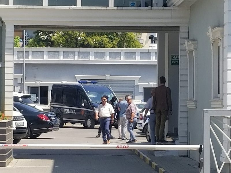 Sekuestro ndaj pasurive të Ylli Ndroqit, zbardhet kërkesa e avokatëve ndaj Prokurorisë: Po i shkakton dëme të mëdha…