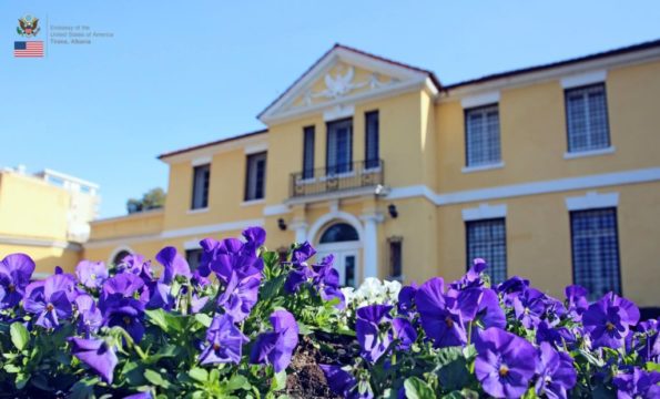 Ambasada e SHBA përgëzon Shqipërinë: Jemi krenarë që ju quajmë aleatë dhe partnerë, vazhdoni traditën kundër urrejtjes