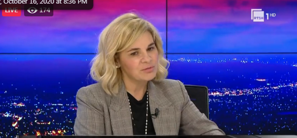 Po braktis Lul Bashën?! Kryemadhi bëhet biondinë, mesazhi i “koduar”: Partitë politike e njerëzit ndryshojnë, dhe unë u bëra bionde! Po braktis Lul Bashën?! Kryemadhi bëhet biondinë, mesazhi i “koduar”: Partitë politike e njerëzit ndryshojnë, dhe unë u bëra bionde!