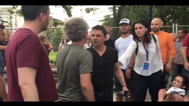 Dikur rrihte aktorët te Teatri Kombëtar, dje bodigardët e Xhelal Mziut e bëjnë për spital: Ja kush është militanti i PD Darvin Zalla! (Foto) Dikur rrihte aktorët te Teatri Kombëtar, dje bodigardët e Xhelal Mziut e bëjnë për spital: Ja kush është militanti i PD Darvin Zalla! (Foto)