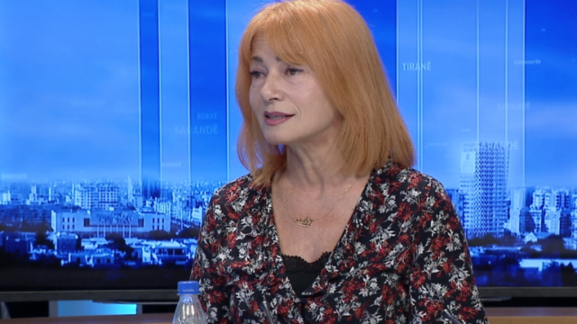 Aktorja Eva Alikaj: Kur më sulmon maskarai unë bëhem maskareshë! Jeta ime mes Shqipërisë e Austrisë Aktorja Eva Alikaj: Kur më sulmon maskarai unë bëhem maskareshë! Jeta ime mes Shqipërisë e Austrisë