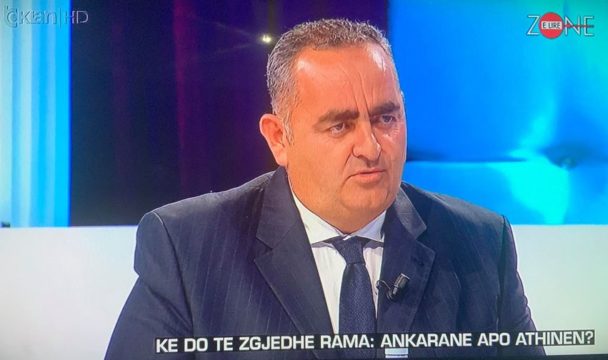 Agimi i Artë zhbëhet në Greqi! Në Shqipëri ata bredhin të lirë, bëjnë politikanin, analistin në TV, ndonëse kanë v.rarë: Presidenti “superpatriot” kafshon gjuhë