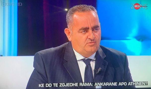 Agimi i Artë zhbëhet në Greqi! Në Shqipëri ata bredhin të lirë, bëjnë politikanin, analistin në TV, ndonëse kanë v.rarë: Presidenti “superpatriot” kafshon gjuhë Agimi i Artë zhbëhet në Greqi! Në Shqipëri ata bredhin të lirë, bëjnë politikanin, analistin në TV, ndonëse kanë v.rarë: Presidenti “superpatriot” kafshon gjuhë