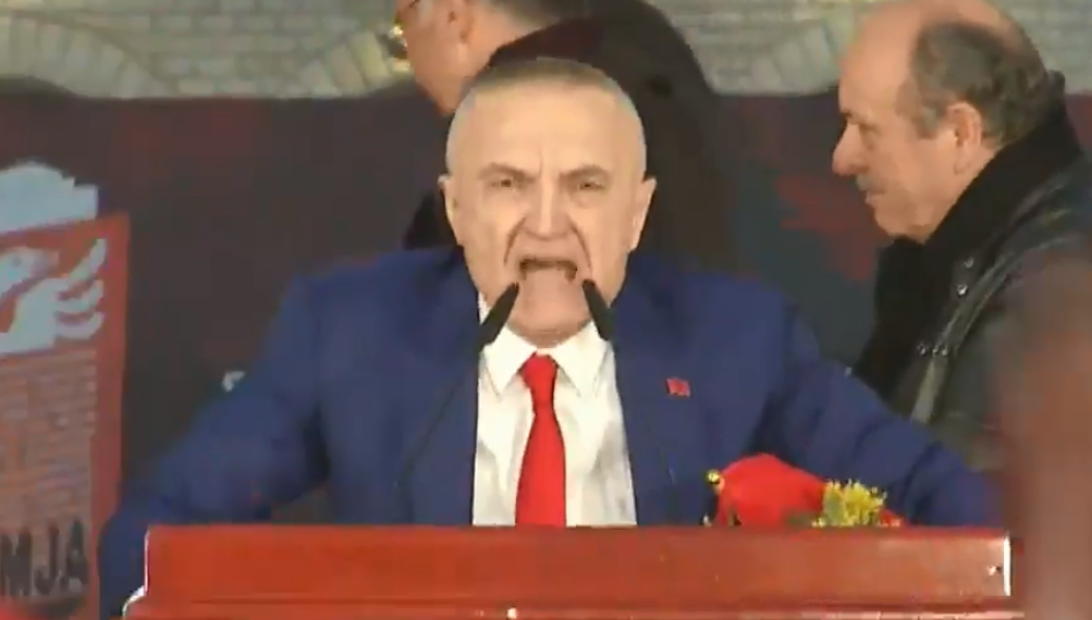 Meta kërcenon hapur ndërkombëtarët: Mos i futni duart e zeza në Shqipëri se do t’ju bëj atë që s’ju pret mendja, jam ushtar i republikës Meta kërcenon hapur ndërkombëtarët: Mos i futni duart e zeza në Shqipëri se do t’ju bëj atë që s’ju pret mendja, jam ushtar i republikës