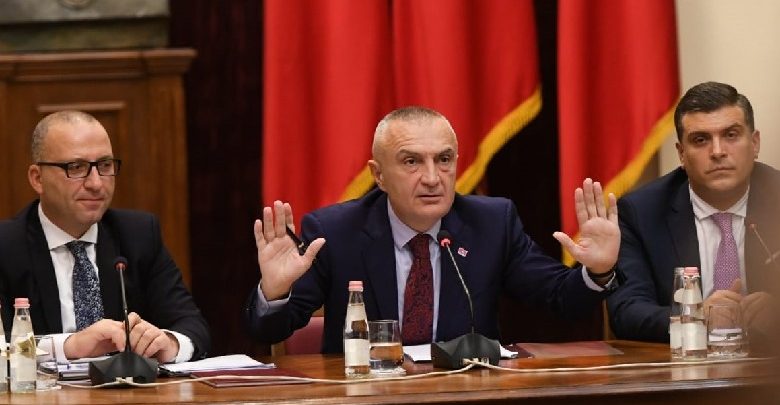 Presidenca, kioskë ku shiten dekorata, pasaporta dhe… po*dhë kokoshash