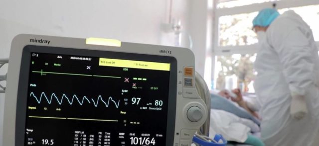 Covid-19 shënon rekord infektimesh në Shqipëri: 301 raste të reja dhe 4 humbje jete në 24 orë