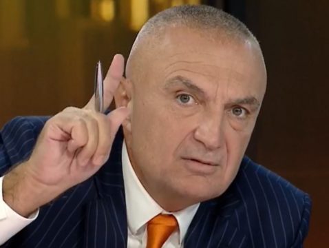 “I ke dhënë nënshtetësinë një të dënuari për tre v.rasje”, Meta i përgjigjet gazetarëve: Jap dorëheqjen nëse…