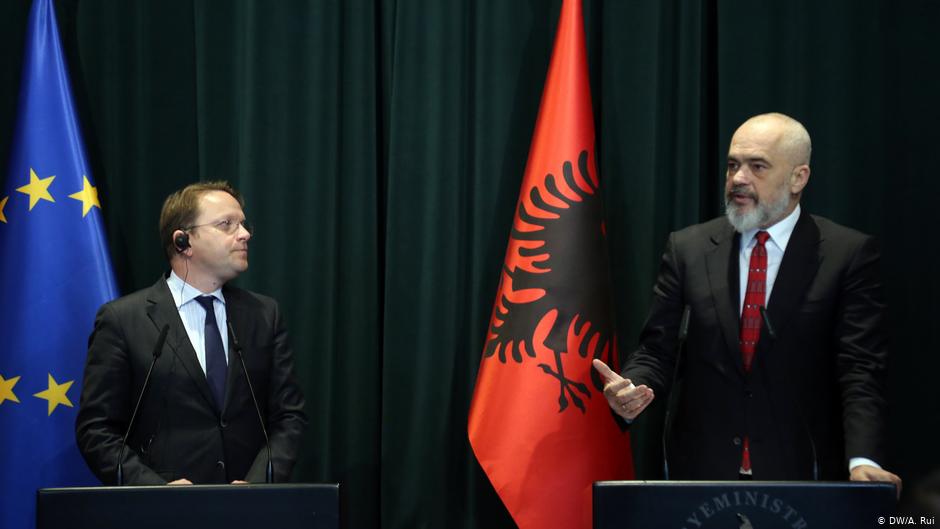 “Shqipëria më pranë se kurrë hapjes së negociatave…”, pohon Várhelyi
