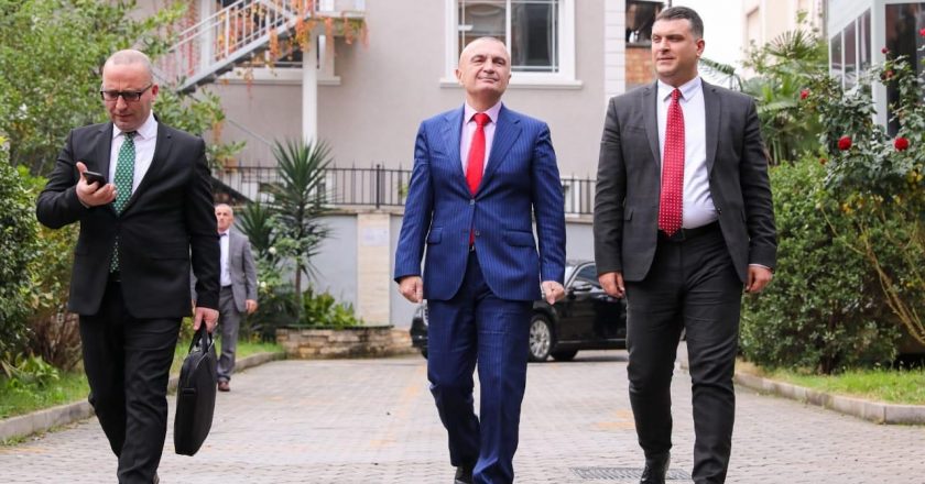 Çmendet Ilir Meta, i’u lëshon “konellapsin” e tij mediave: O doçër e pupacë të ndyrë, ndaloni urgjent akuzat ndaj meje Çmendet Ilir Meta, i’u lëshon “konellapsin” e tij mediave: O doçër e pupacë të ndyrë, ndaloni urgjent akuzat ndaj meje