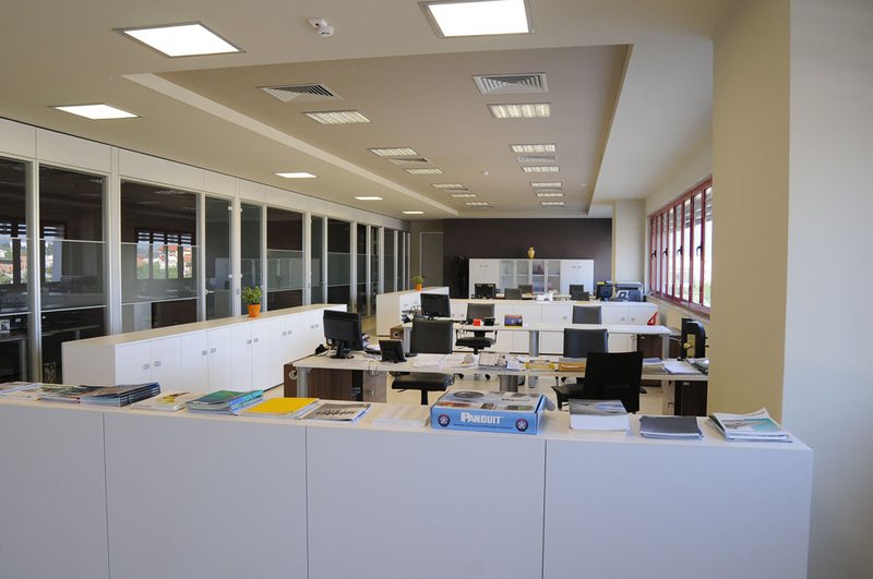 Pasiviteti dhe apatia e gjysëm-administratës shtetërore shqiptare dhe pushimet elektorale Pasiviteti dhe apatia e gjysëm-administratës shtetërore shqiptare dhe pushimet elektorale