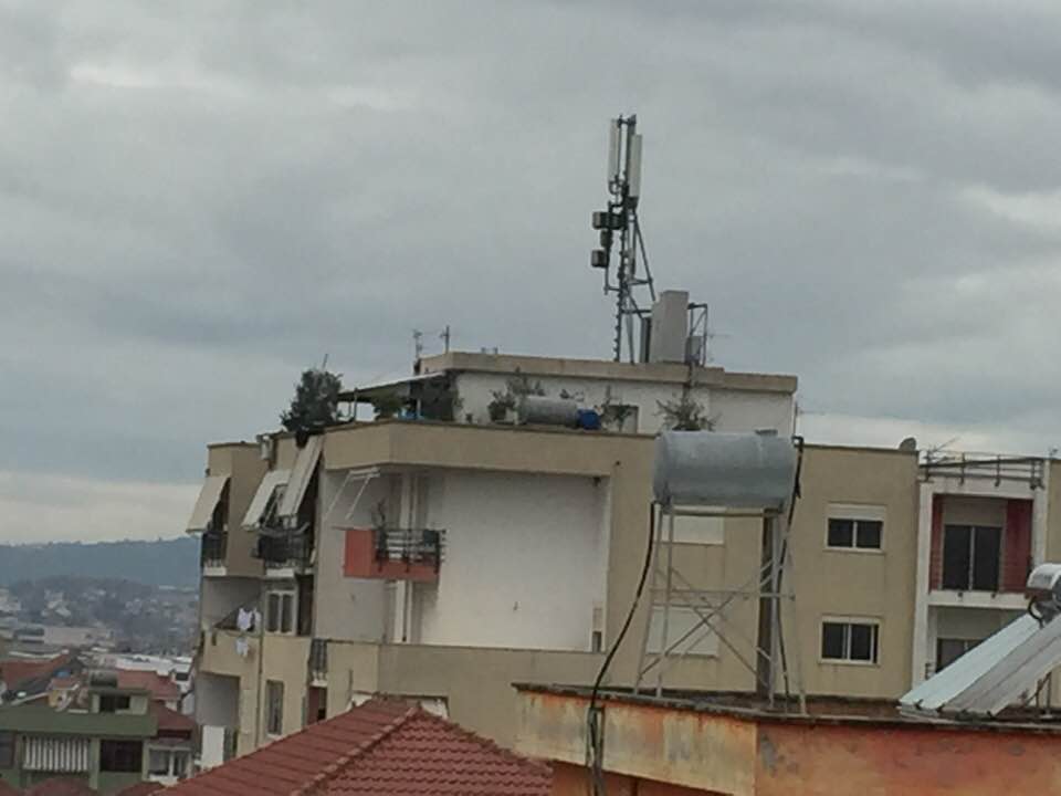 Shqiptarët i kanë antenat mbi çati… Kosova do të ndalojë përdorimin e pajisjeve 5G