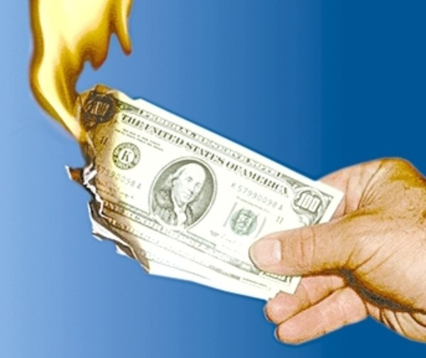 Euro drejt “greminës”, si këmbehen sot monedhat e huaja