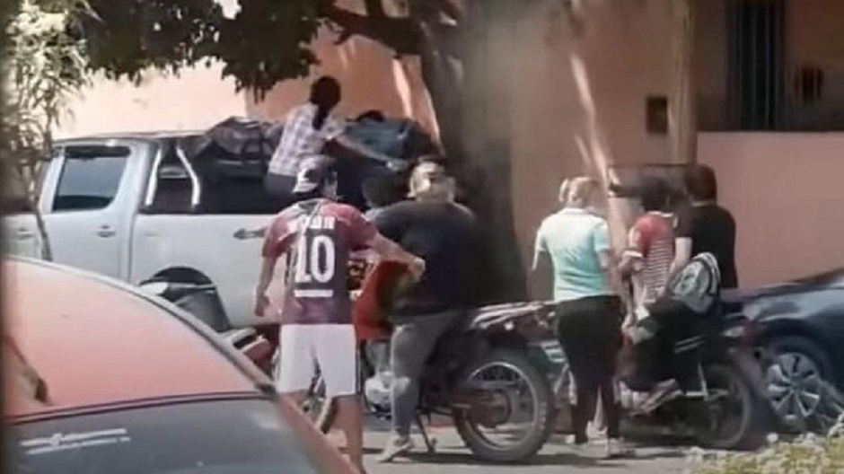 Familja hyn në m.orgun e qytetit dhe rr.ëmben trupin e babait të v.dekur nga Covid: Donin ta d.igjnin si qen