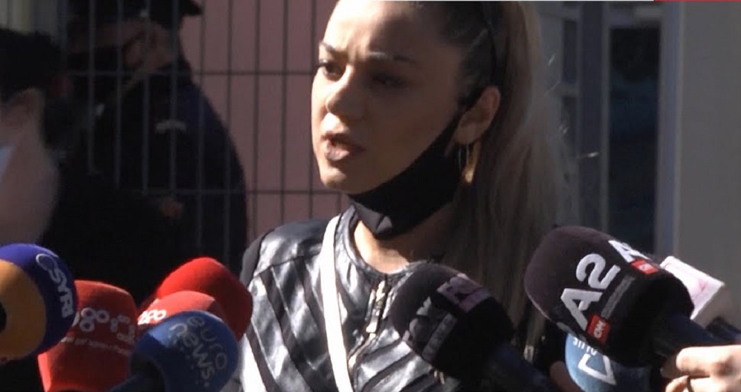 Gerta Matohiti publikon provat e vëllait të saj dhe bashkëshortit: S’kanë lidhje me atentatin ndaj biznesmenit Andon Dhima (Video+Foto) Gerta Matohiti publikon provat e vëllait të saj dhe bashkëshortit: S’kanë lidhje me atentatin ndaj biznesmenit Andon Dhima (Video+Foto)