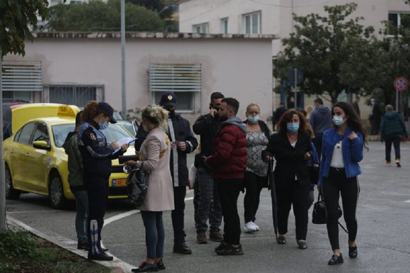 VIDEO/ Policia në Shqipëri gogol, në SHBA shpërndan maska VIDEO/ Policia në Shqipëri gogol, në SHBA shpërndan maska