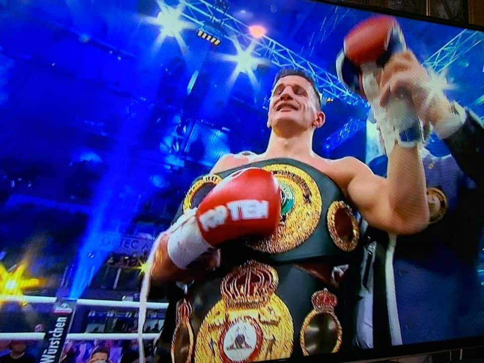 Krasniqi fiton me nokaut në raundin e tretë ndaj Bosel dhe shpallet Kampion Bote Krasniqi fiton me nokaut në raundin e tretë ndaj Bosel dhe shpallet Kampion Bote