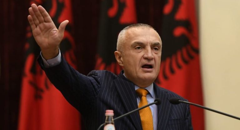 “Shpërndarja e Parlamentit”! Meta qesharak dhe i çekuilibruar, flet broçkulla me popull: Kur ka grusht shteti si tani, presidenti i kërkon popullit të zbatojë direkt dekretet e tij! Ja akti më i madh që do bëj në historinë e Shqipërisë pas 25 prillit