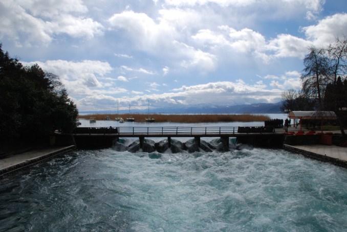 Maqedonia zbraz liqenin e Ohrit: Hapen në maksimum portat për shkarkimet në lumin Drini i Zi Maqedonia zbraz liqenin e Ohrit: Hapen në maksimum portat për shkarkimet në lumin Drini i Zi