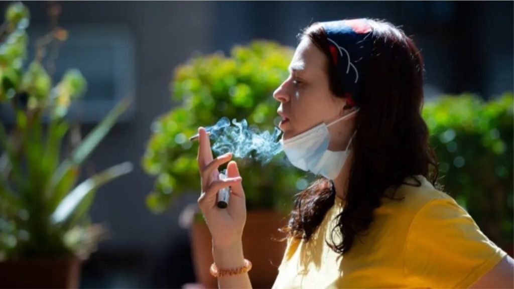 Ul maskën të pijë një cigare, gjobitet 400 euro Ul maskën të pijë një cigare, gjobitet 400 euro