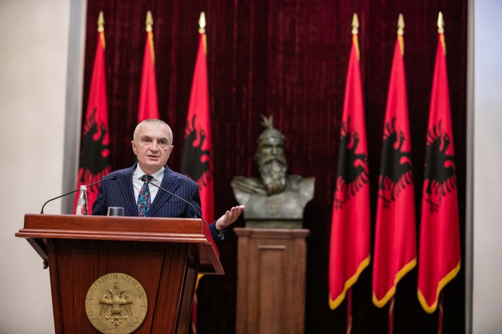 Pse u tërhoq Meta nga “sqarimi” i skandalit që i ka plasur dhe pse gazetarët nuk “guxuan” ta pyesin Pse u tërhoq Meta nga “sqarimi” i skandalit që i ka plasur dhe pse gazetarët nuk “guxuan” ta pyesin