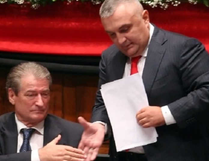 Të dhënat që nxjerrin blof Presidentin: Shqipëria u shpopullua gjatë qeverisjes Berisha-Meta Të dhënat që nxjerrin blof Presidentin: Shqipëria u shpopullua gjatë qeverisjes Berisha-Meta