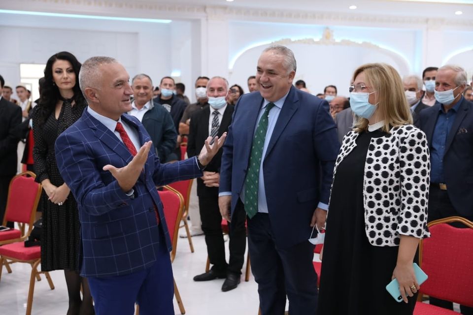 5 Heronjtë e Vigut që Voltana dhe molotanët i kanë hedhur në rrugë të madhe për një shurrtore në qendër të Shkodrës! Meta flet përçartë se për kë e ka fjalën, kur takohet dhe puthet me ta: “Kurrë nuk do t’ia dalin, tradhtarët dhe gjakprishurit”! 5 Heronjtë e Vigut që Voltana dhe molotanët i kanë hedhur në rrugë të madhe për një shurrtore në qendër të Shkodrës! Meta flet përçartë se për kë e ka fjalën, kur takohet dhe puthet me ta: “Kurrë nuk do t’ia dalin, tradhtarët dhe gjakprishurit”!