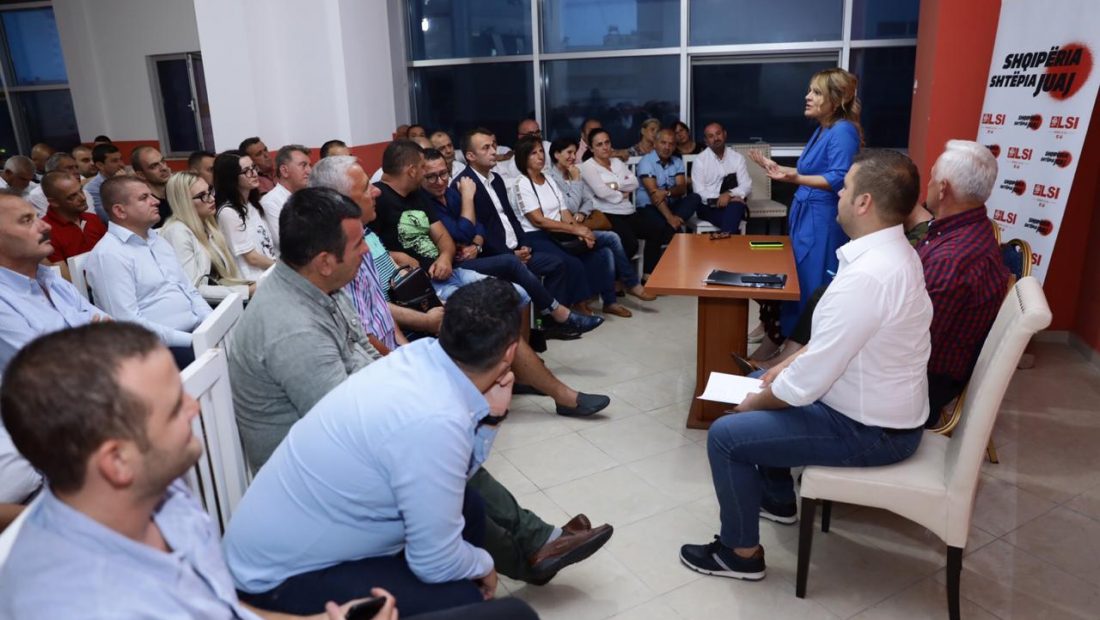 Monika më në fund në “gjurmët” e bashkëshortit: Edi Rama, kryeministër i degraduar, mos prek votat se LSI do të jetë forcë e parë në Durrës. Do t’i thyejmë hundët! Monika më në fund në “gjurmët” e bashkëshortit: Edi Rama, kryeministër i degraduar, mos prek votat se LSI do të jetë forcë e parë në Durrës. Do t’i thyejmë hundët!