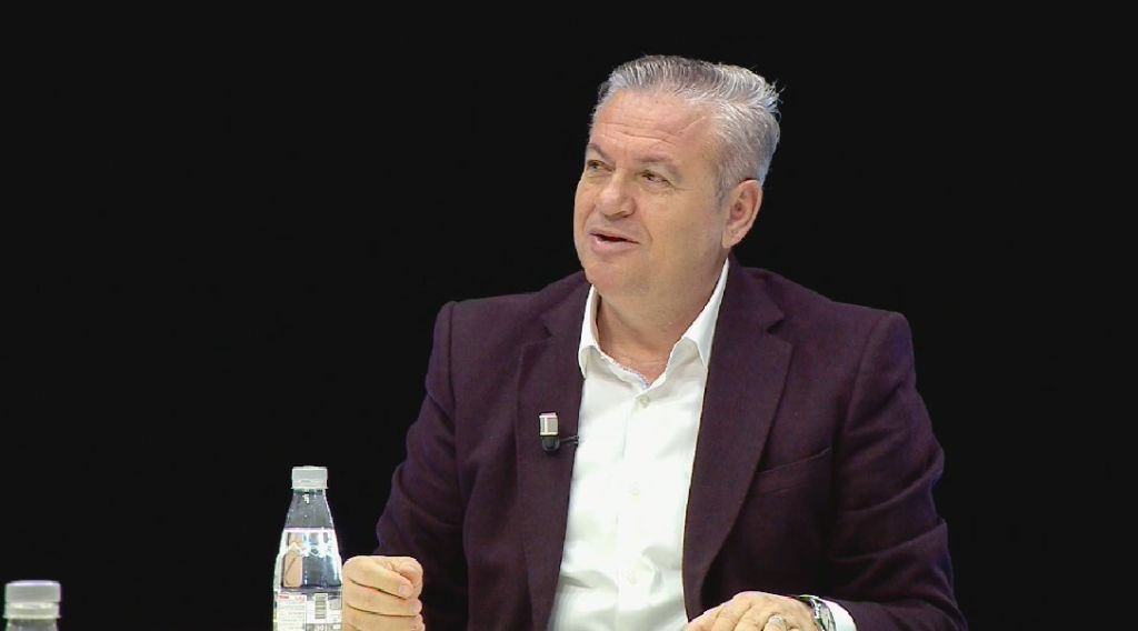 Myslym Murrizi poston videon kundër establishmentit: Shikoni si janë puthur dhe pështyrë për 30 vjet Myslym Murrizi poston videon kundër establishmentit: Shikoni si janë puthur dhe pështyrë për 30 vjet