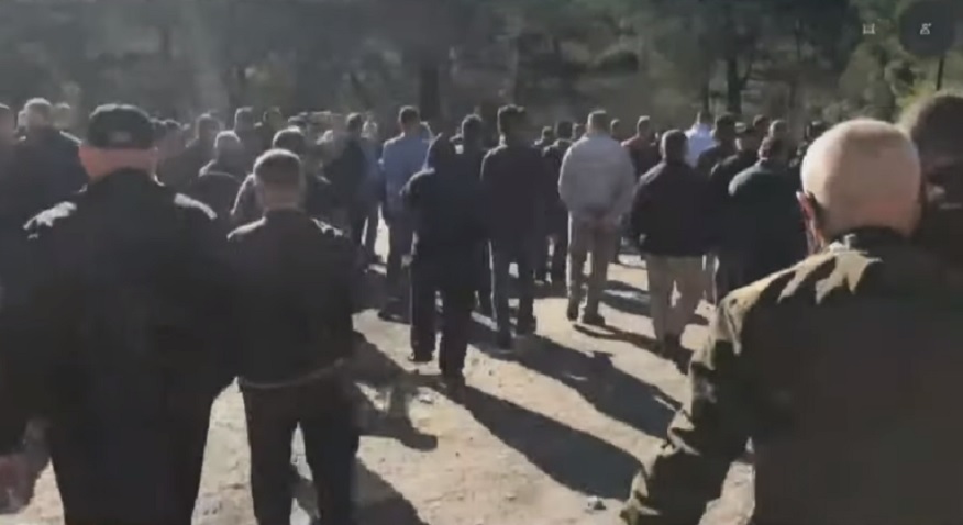 Durimi i naftëtarëve arrin kulmin: Protestuesit shqyejnë derën dhe futen në uzinë