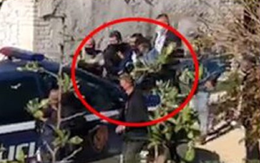 “Mos më prekni se kam bërë operacion…”, policia shoqëron ish deputetin nga aktiviteti i kryeministrit “Mos më prekni se kam bërë operacion…”, policia shoqëron ish deputetin nga aktiviteti i kryeministrit