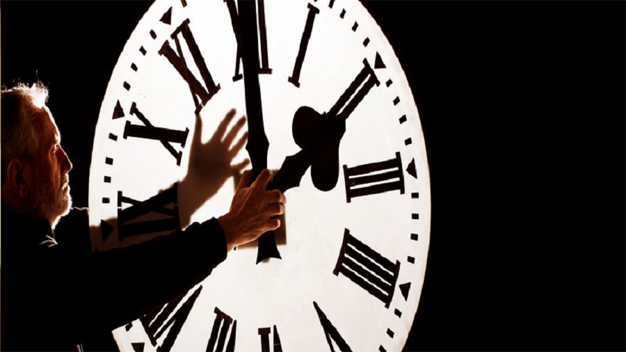 Nga nesër ndryshojnë akrepat e orës, do flejmë më pak apo më shumë