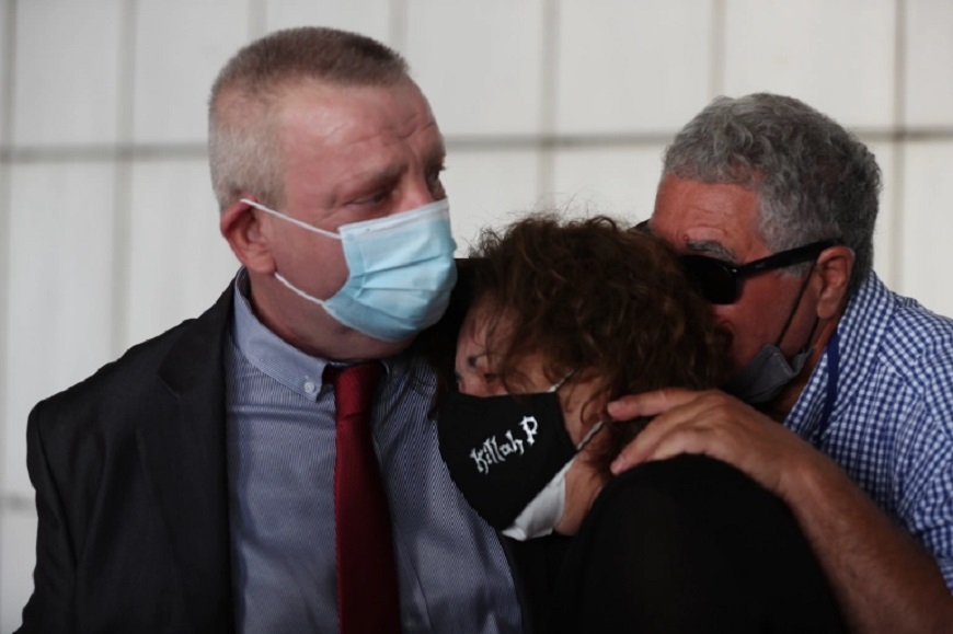 Nëna e këngëtarit të v.rarë shpërthen në lot pas dënimit të deputetëve të Agimit të Artë, jashtë sallës vazhdojnë protesta Nëna e këngëtarit të v.rarë shpërthen në lot pas dënimit të deputetëve të Agimit të Artë, jashtë sallës vazhdojnë protesta