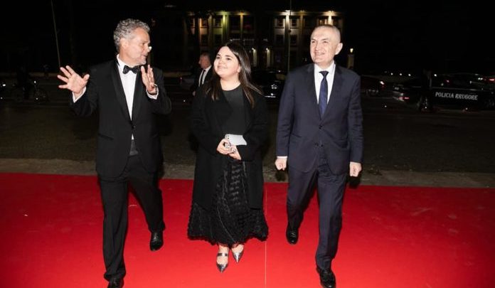 “Kush mund t’i harrojë ballot groteske të Saliut, Metës dhe Lulit”?! Luli me porosinë e Berishës: ‘Oligarkëve’ drejtoju gishtin, bëju presion dhe merri vilën apo paratë nën dorë!