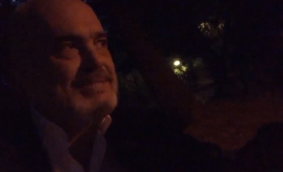 VIDEO/ Rama pas ansambles ja merr këngës me kitare: “Ku t’ka lala moj picirruke”