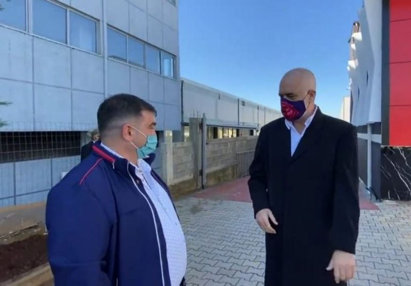 Rama biznesmenit: Duhet t’ua rrisësh pak rrogën punonjësve, e të ulësh pak barkun