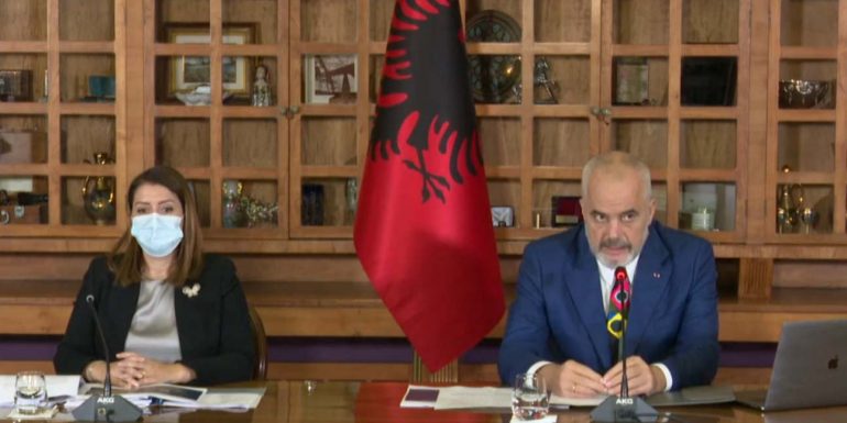 Nga java tjetër maskat e detyrueshme: Kush del në rrugë pa maska do gjobitet… do i paguani tek fatura e dritave Nga java tjetër maskat e detyrueshme: Kush del në rrugë pa maska do gjobitet… do i paguani tek fatura e dritave