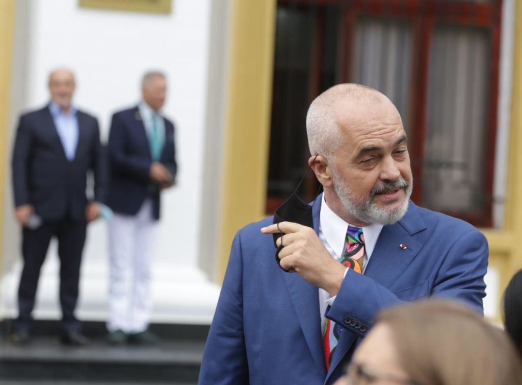 “Kanë prodhuar miliona maska dhe u kanë mbetur pa shitur…”, bizneset detyrojnë Ramën të gjobis qytetarët “Kanë prodhuar miliona maska dhe u kanë mbetur pa shitur…”, bizneset detyrojnë Ramën të gjobis qytetarët