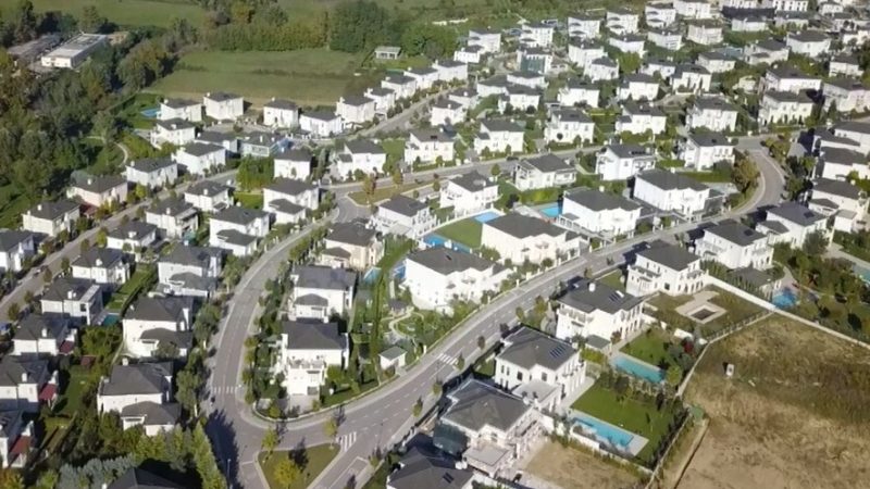 Pas Lulit edhe Shkëlzen Berisha banorë në kompleksin e vilave që kushtojnë nga 500 mijë deri në 1.7 milionë euro Pas Lulit edhe Shkëlzen Berisha banorë në kompleksin e vilave që kushtojnë nga 500 mijë deri në 1.7 milionë euro