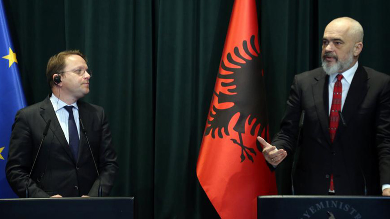 Para pak ditësh ishte në Tiranë/ Vetëizolohet komisioneri Varhelyi, një nga anëtarët e stafit të tij me covid Para pak ditësh ishte në Tiranë/ Vetëizolohet komisioneri Varhelyi, një nga anëtarët e stafit të tij me covid