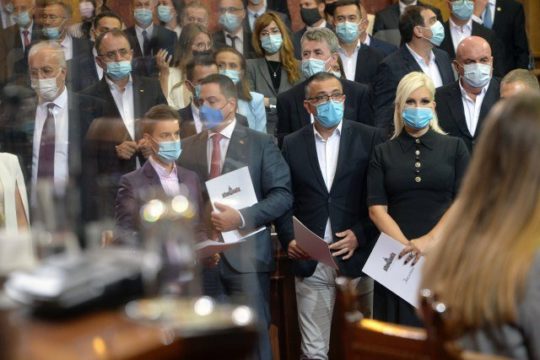 Qeveria serbe betohet në Parlament: Do ta ruajmë Kosovën deri në vdekje