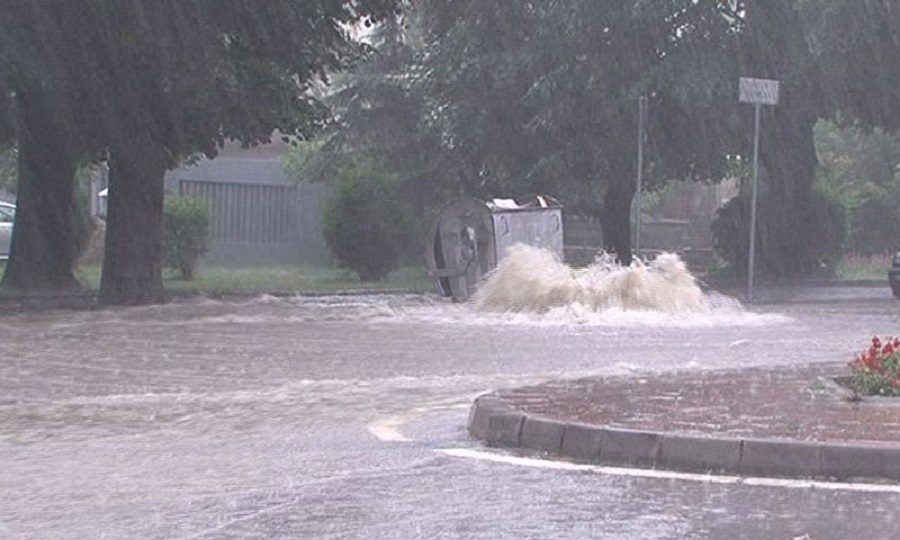 Stuhi dhe shtrëngata shiu, ja qytetet e Shqipërisë që do të preken nga moti i keq Stuhi dhe shtrëngata shiu, ja qytetet e Shqipërisë që do të preken nga moti i keq