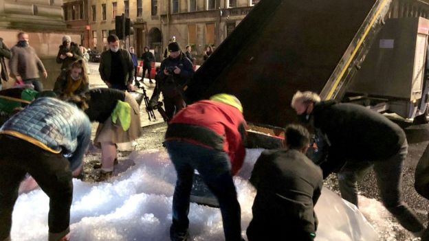 Mbyllen baret dhe restorantet, kamarierët skocezë “sulmojnë” Parlamentin me kuba akulli